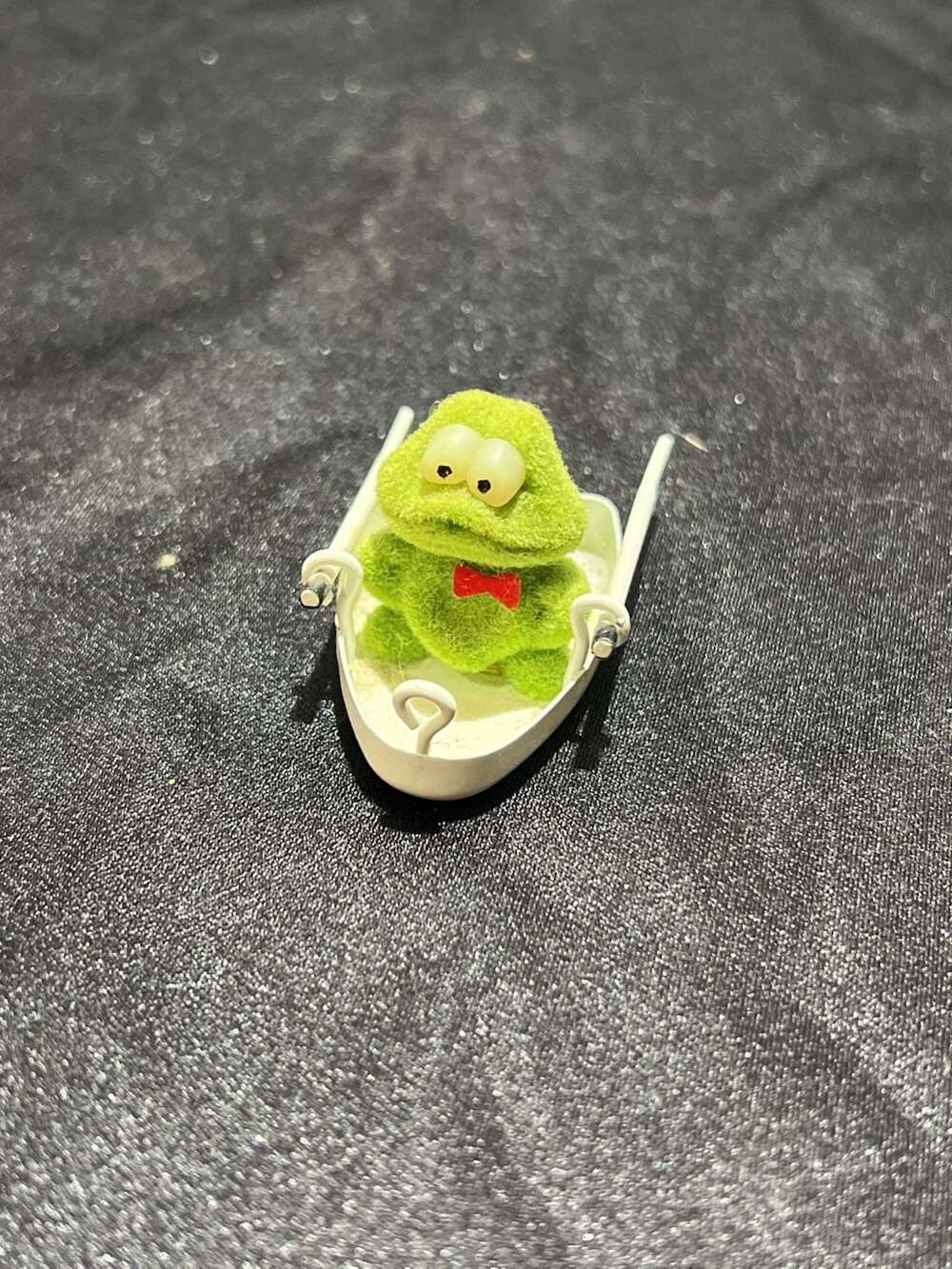 Vintage Russ Berrie Pixie Town Flocked Frog in Rowboat Figurine